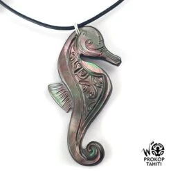 Pendentif Nacre Gravee Prokop Tahiti Hippocampe Phb2